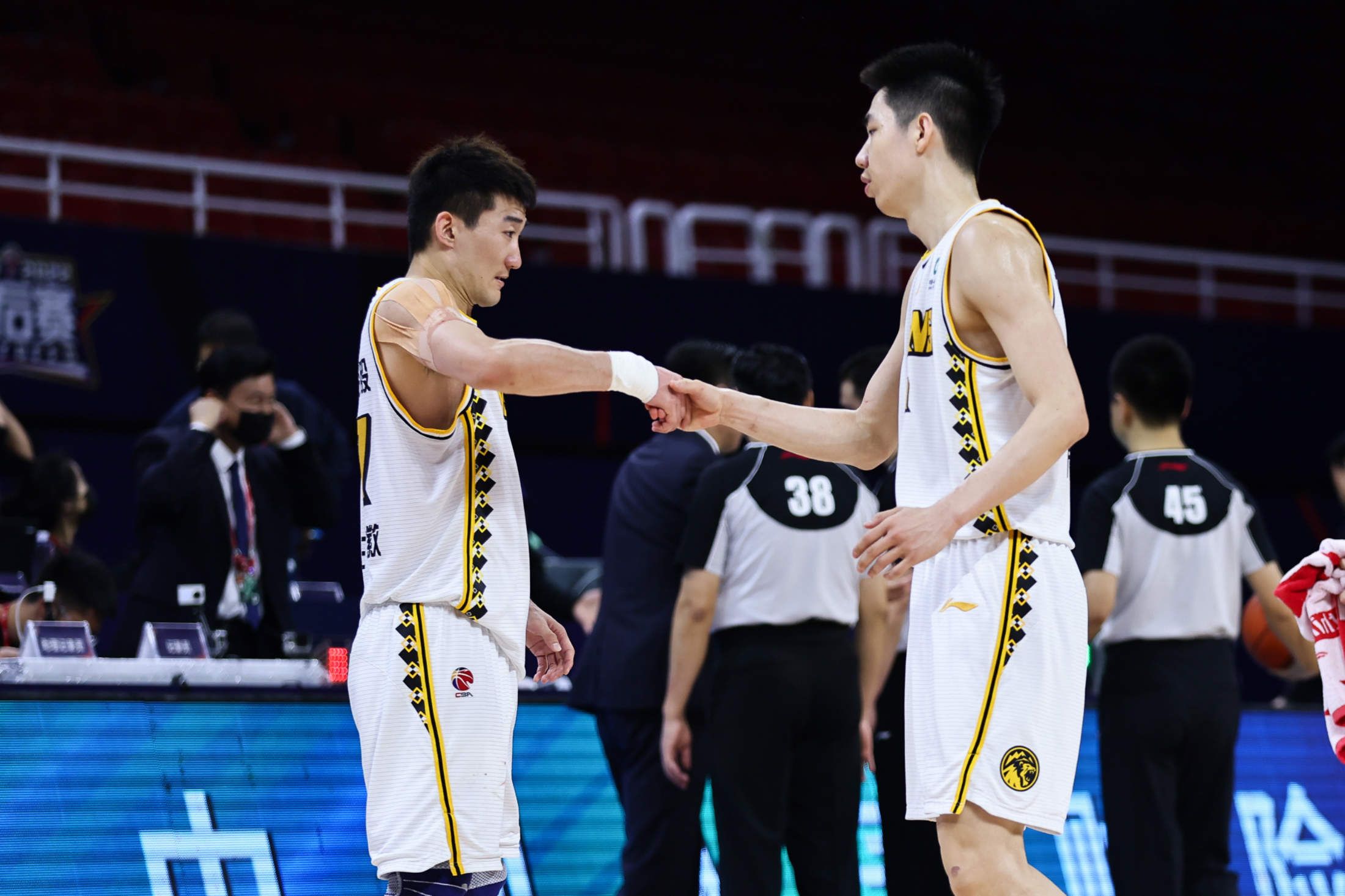 广厦男篮胜出，继续保持领先位置